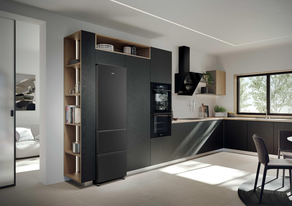 Haier 3D Series 3 HTR3518ENMTK 60/40 Frost Free Fridge Freezer Black - Clearance