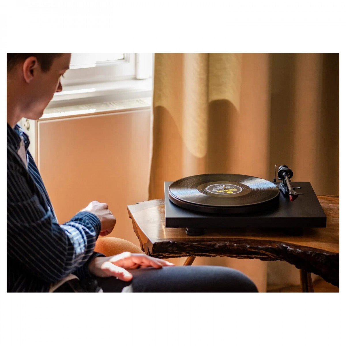 Pro-Ject Debut Carbon EVO Turntable Satin Black - Ex-Display Clearance