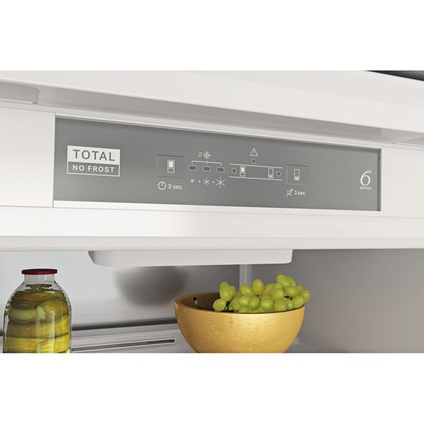 Whirlpool WHC18 T332 P UK built in fridge freezer White